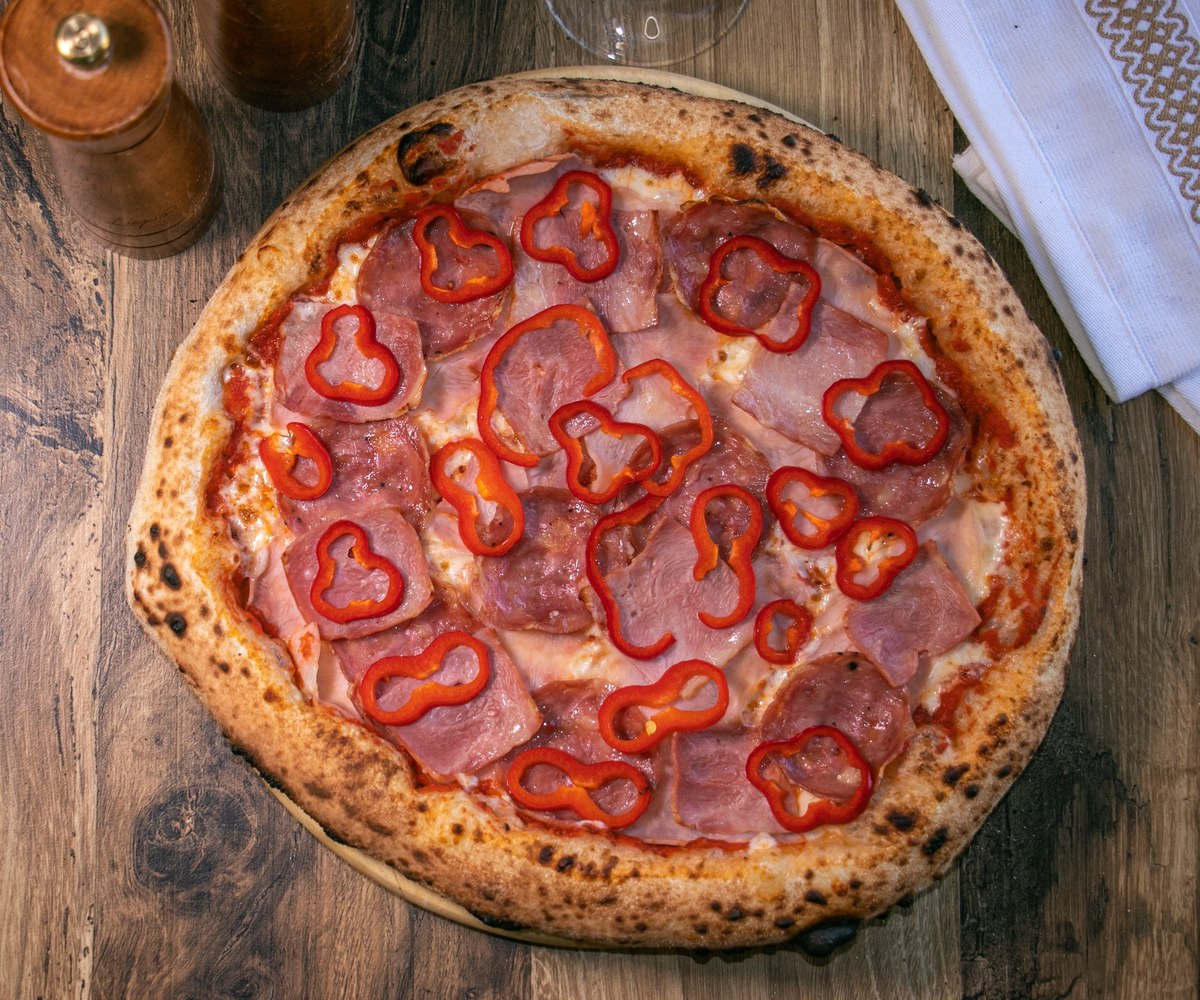 Pizza amo. cu prosciutto cotto și ardei roșu, proaspăt scoasă din cuptor