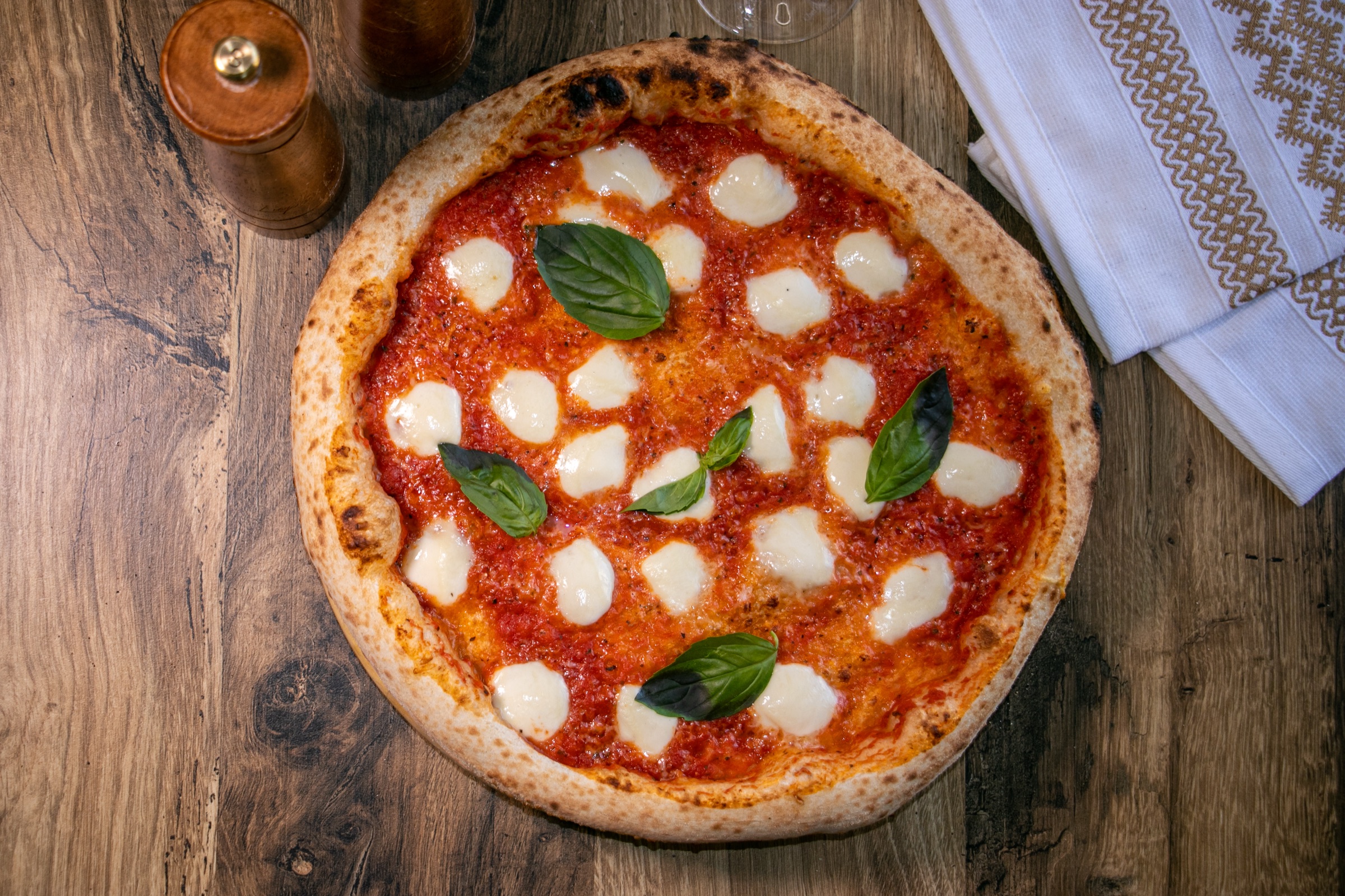 Pizza Margherita gata de servit
